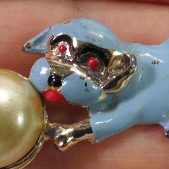 Vintage Enamel Blue Dog Puppy chasing Pearl Ball Lapel Pin Brooch 1940s - 1960s - Picture 2 of 9
